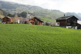 Familien-Ferienhaus mit 3 Ferienwohnungen nähe Badesee und Skigebiet bei Brigels 1300 m ü. M. / 1 - 16 Personen (056C - Ferienhaus Graubünden)